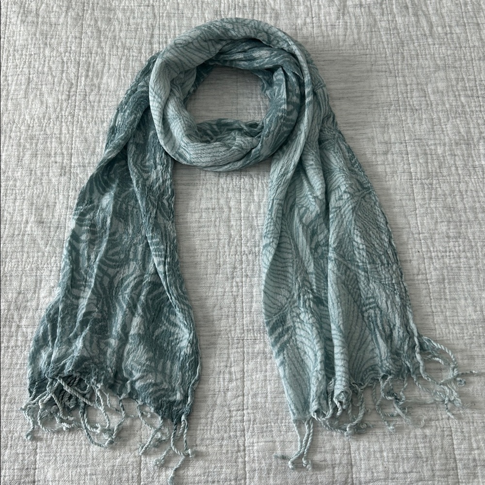 Gorgeous Lightweight Scarf with Leafy Pattern